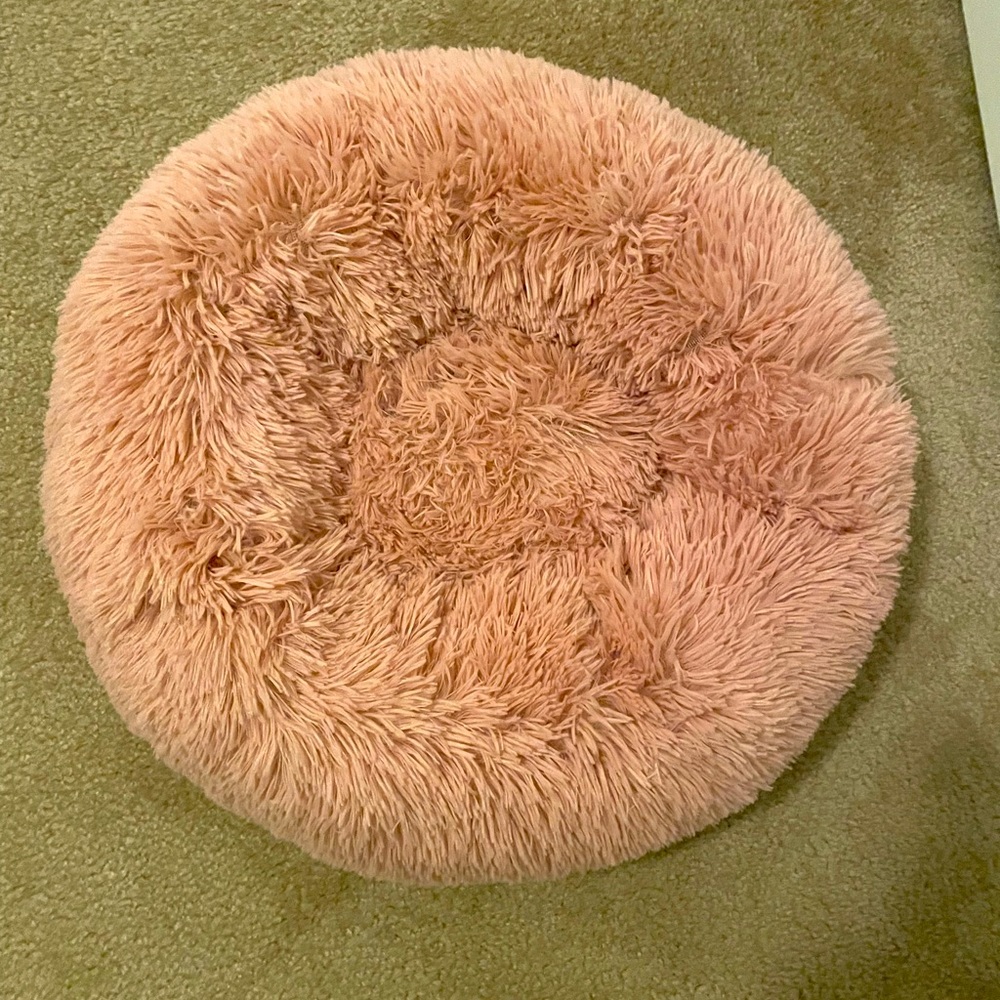 Pink plush pet bed. $4